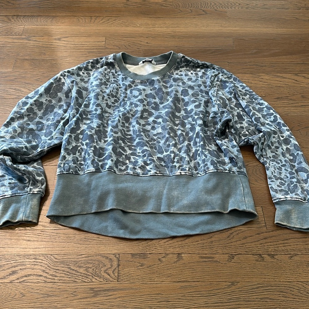 JoyLab Women’s Blue Cheetah Crewneck - Size Small